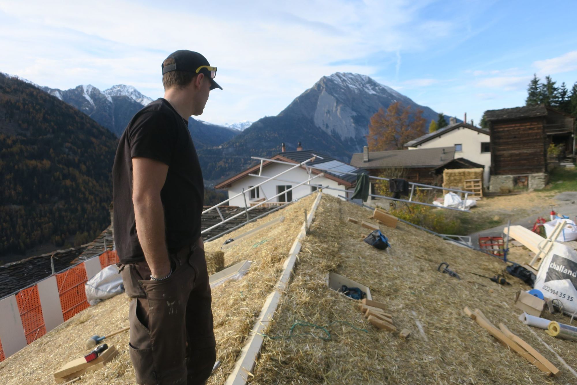 Toiture isolée en paille face aux montagnes