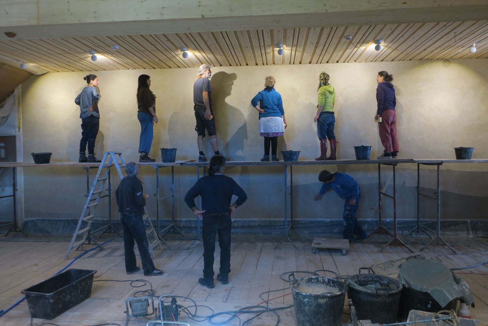 Enduit terre en chantier participatif